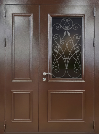 Полуторная входная дверь с остеклением, металлобагетом и ковкой (коричневая порошковая покраска) Полуторная входная дверь с остеклением, металлобагетом и ковкой (коричневая порошковая покраска)