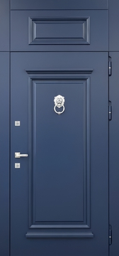Металлическая термодверь с глухой верхней вставкой, кнокером и синими панелями МДФ с багетом Металлическая термодверь с глухой верхней вставкой, кнокером и синими панелями МДФ с багетом